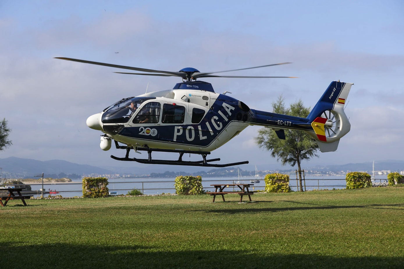 El helicóptero que sobrevolará este verano Santander, Torrelavega y zonas limítrofes, aterriza en la península de la Magdalena.