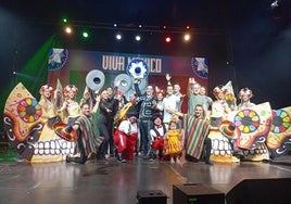 Los artistas de 'Viva México' con su director, Raúl Alegría, y el concejal de Dinamización, Fran Arias.