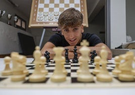 Daniel Tabuenca, promesa del ajedrez español, posa sonriente con un tablero en el Club Torres Blancas de Santander.