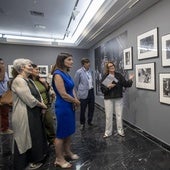 Anne Morin explica a Carlos Andrades y Gema Igual algunos de talles de la serie 'American Girl in Italy'.