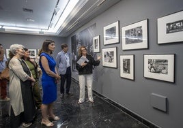 Anne Morin explica a Carlos Andrades y Gema Igual algunos de talles de la serie 'American Girl in Italy'.