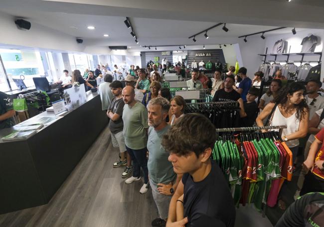 Los compradores esperaron con expectación para ver la camiseta que habían adquirido.