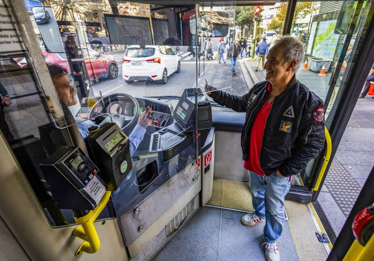 Un usuario pasa el abono de transporte para acceder al autobús con el anterior sistema de lectores.