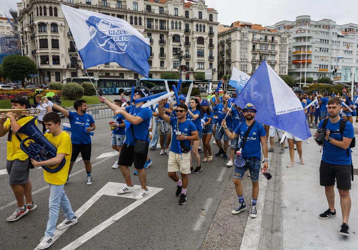 Los Hijos de Julio, de azul, con banderas, megáfono y aplaudidores, amenizan el pasacalles