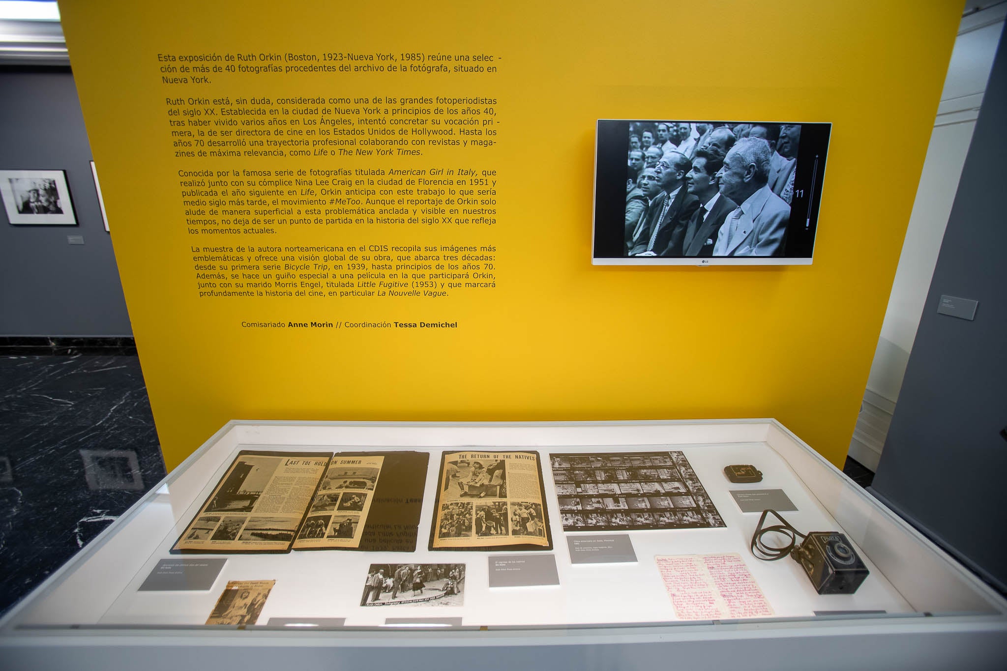 La exposición se completa con distintos objetos de Ruth Orkin: sus primeras cámaras fotográficas, recortes de periódicos y algunos de sus escritos