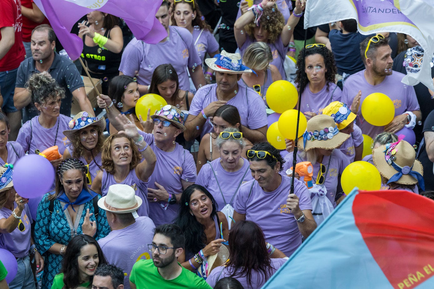 Las 25 peñas lo dieron todo durante el pasacalles y también a su llegada a la plaza del Ayuntamiento, donde presenciaron el chupinazo que dio la bienvenida a las fiestas.