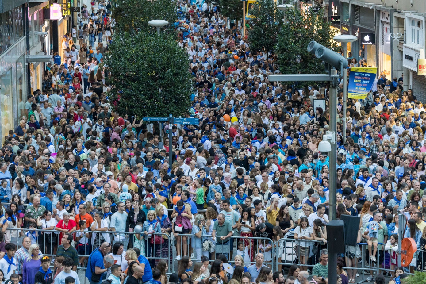 Riadas de personas se acercaron a las calles más cercanas a la plaza del Ayuntamiento para ver el chupinazo.