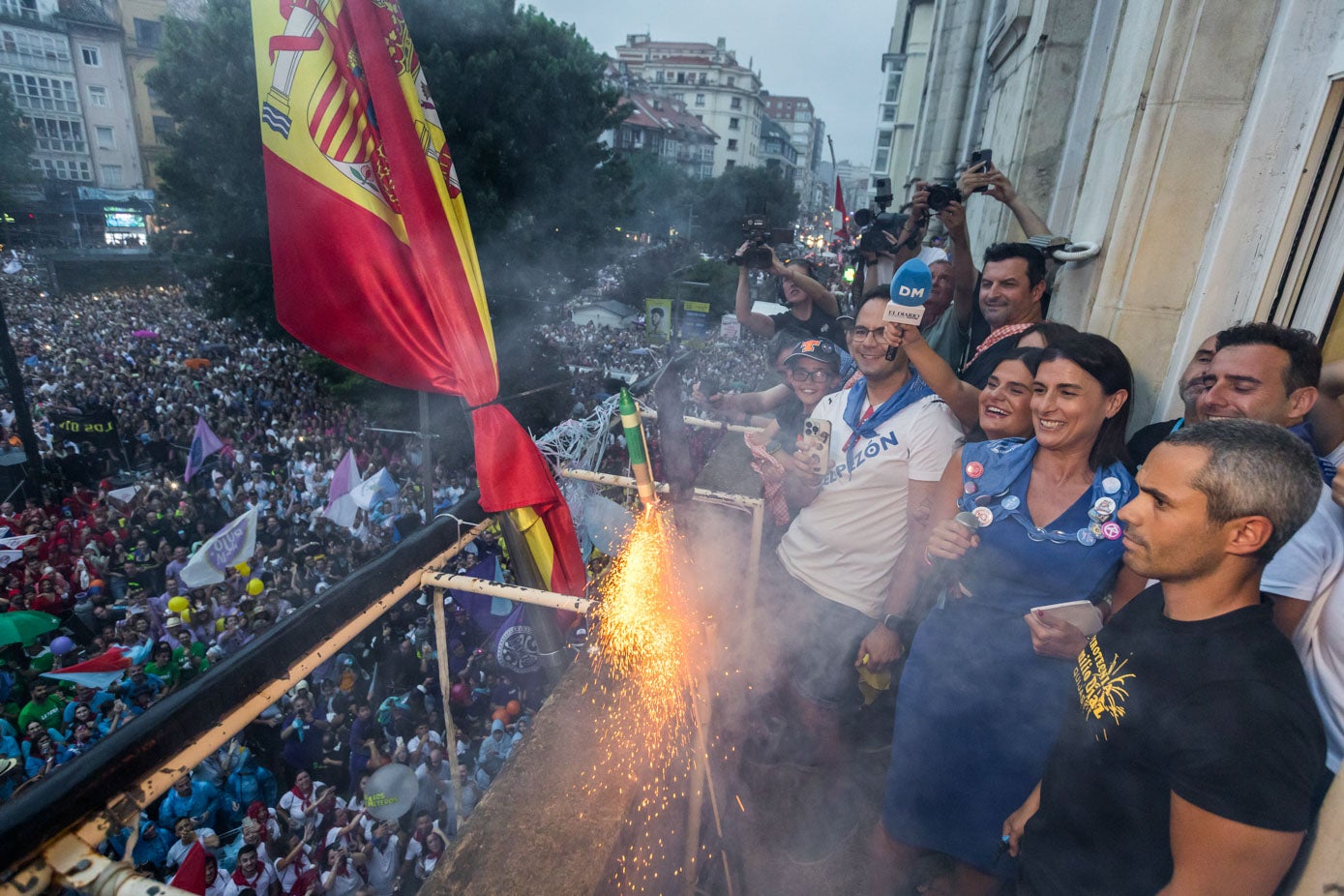 La alcaldesa de Santander, Gema Igual, y Darío Díaz, encargados de lanzar el cohete del chupinazo.