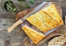 Empanada de jamón y queso, lista para no dejar ni las migas.