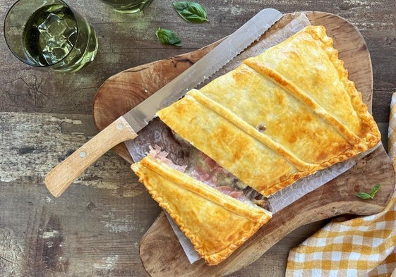 Empanada de jamón y queso, lista para no dejar ni las migas.