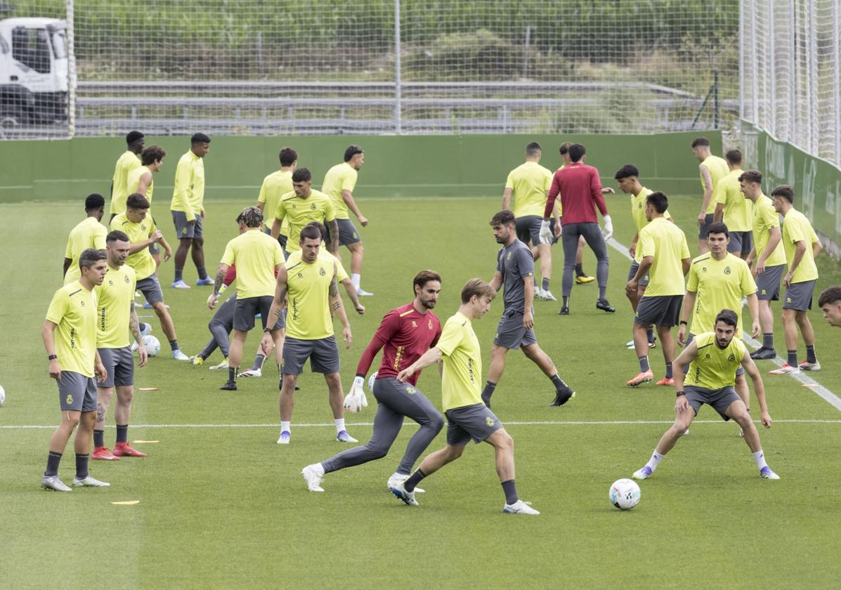 Primer entrenamiento de la temporada del Racing de Santander en las instalaciones Nando Yosu.