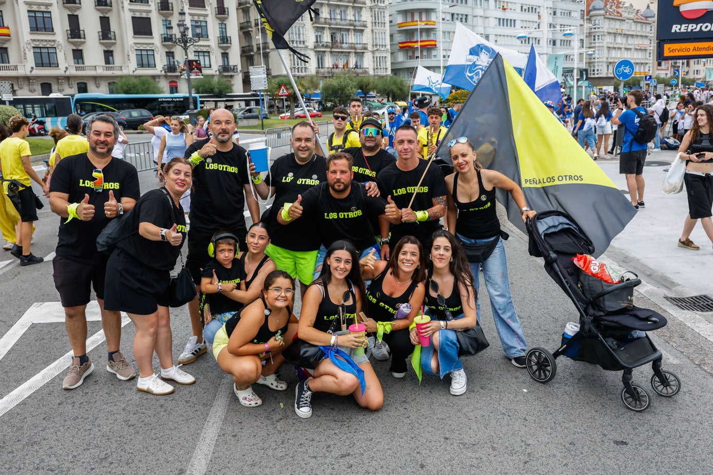 Los otros posan minutos antes de arrancar el pasacalles.