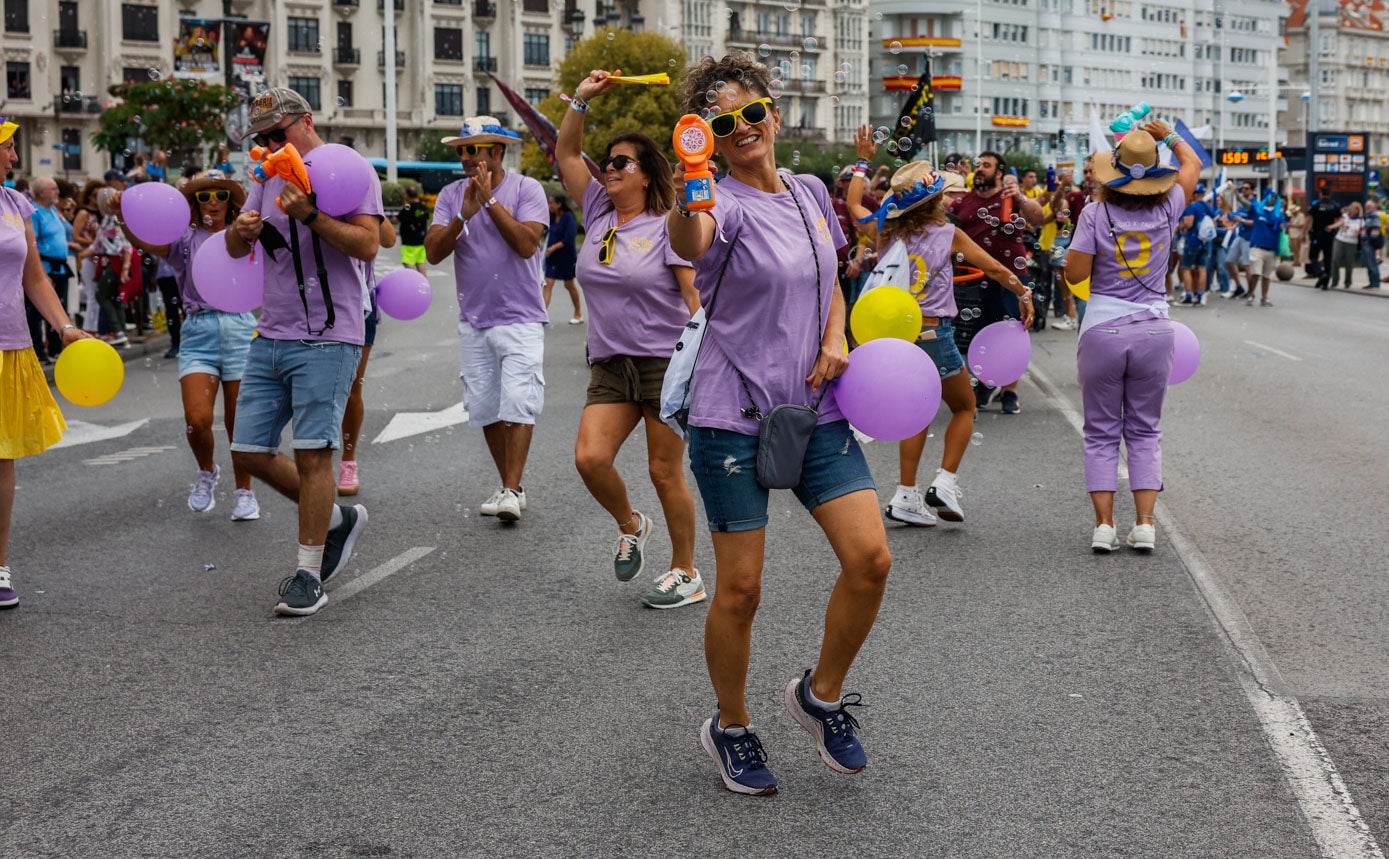 La peña Orujo X-Trem salta y baila con el morado por bandera.