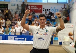 Víctor González festeja su quinto título de campeón regional de Primera Categoría.