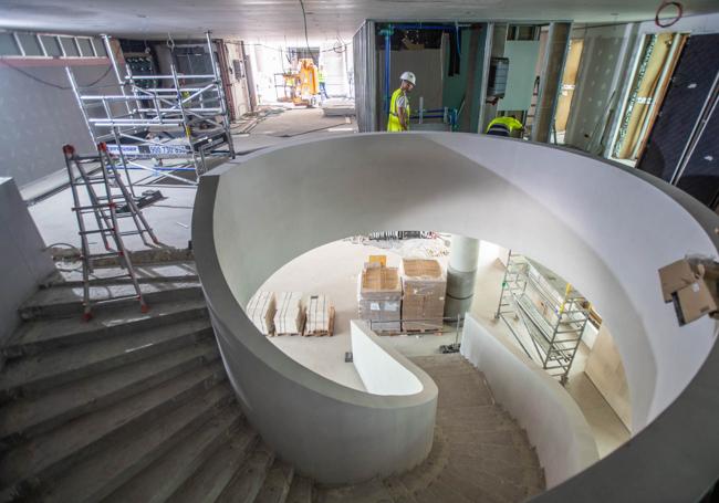 Imagen de la espectacular escalera de diseño helicoidal y hormigón, que constituirá el acceso del visitante desde el vestíbulo del edificio
