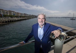 El exdirigente cántabro, el pasado jueves, frente a la bahía de Santander.