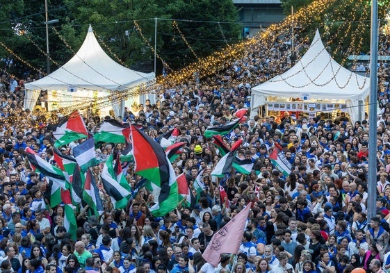 Las banderas en apoyo al pueblo palestino ondearon durante unos minutos en la plaza del Ayuntamiento.