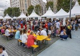 La gente disfruta de la Feria de Día, una de las tradiciones de la Semana Grande, y llena las casetas, como en esta imagen de la Plaza de Alfonso XIII.