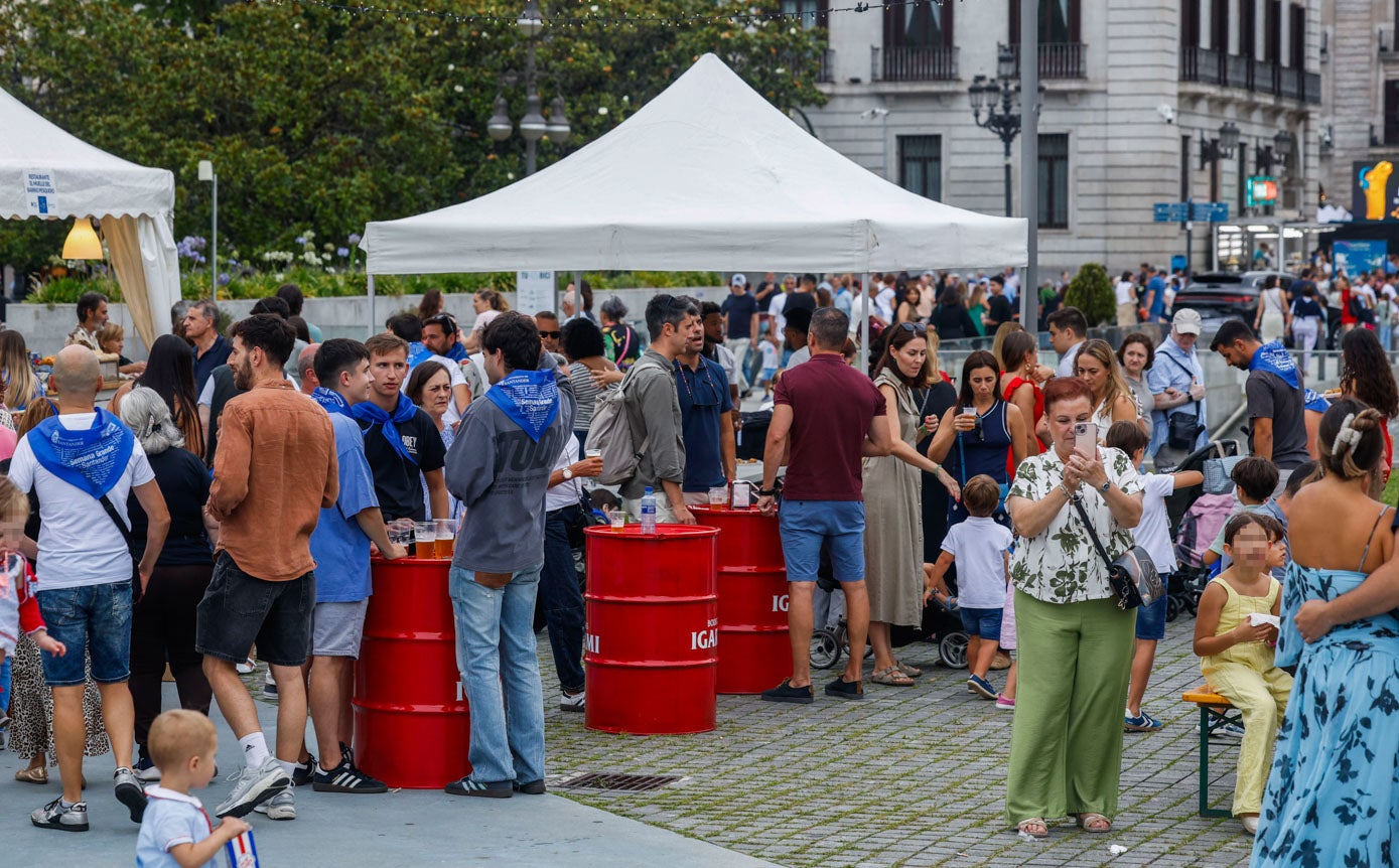 Gran ambiente en las casetas de la plaza Alfonso XIII.