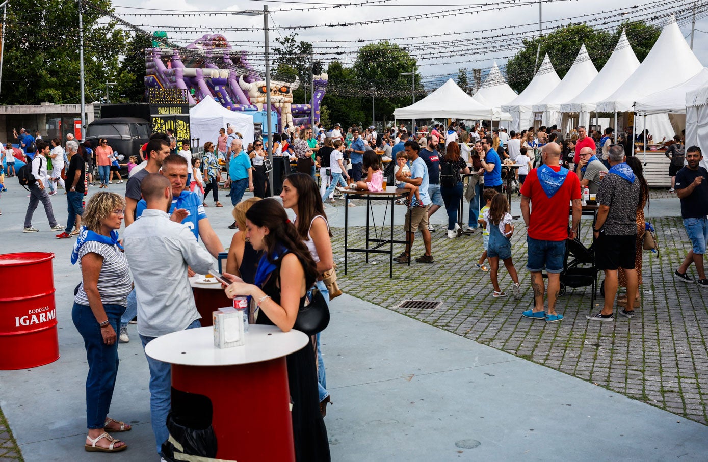 Varios comensales disfrutan de la Feria de Día.