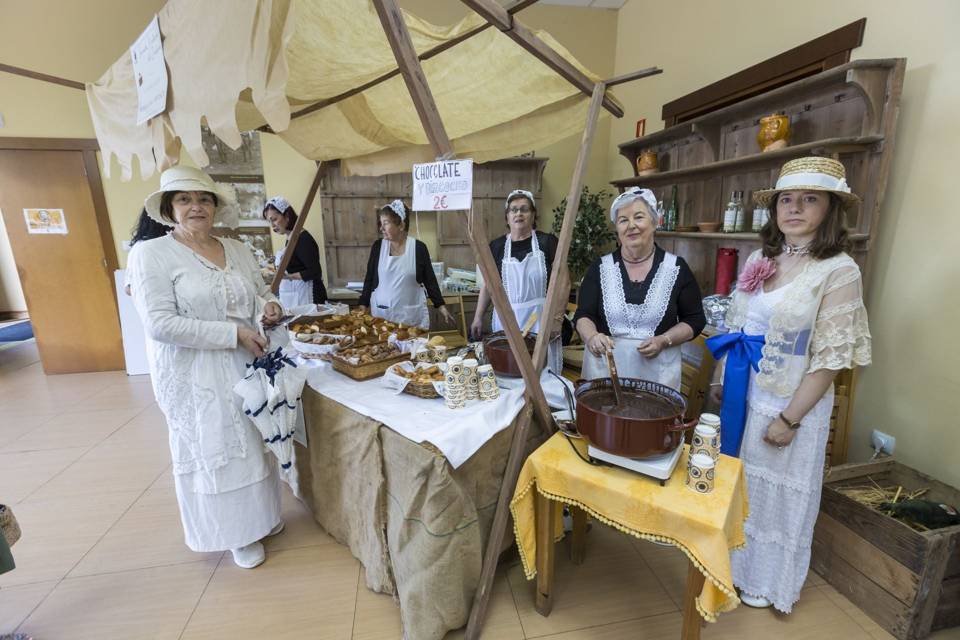 Atuendos de época , chocolate y bizcochos en la finca del marqués.