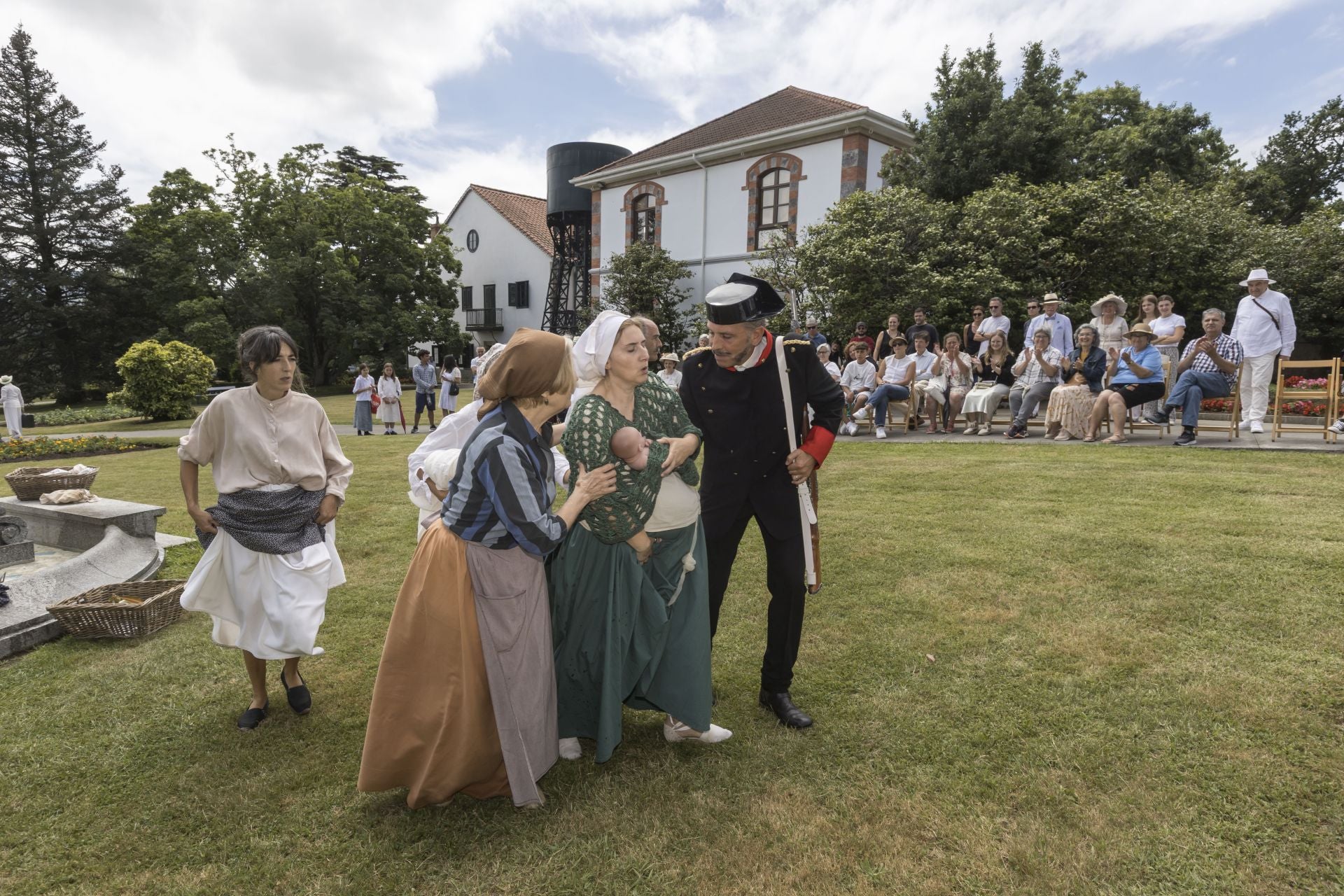 Las lavanderas y el guardia, personajes de la pieza 'Poniéndose a parir', que se representa a la altura de la fuente Benlliure. Todos son actores de la Escuela de Teatro de Fernando Rebanal, que firma el texto.