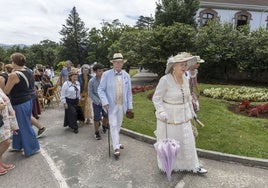 Asistentes a El Retornar del Indiano, vestidos para la ocasión, en la finca del marqués de Valdecilla.