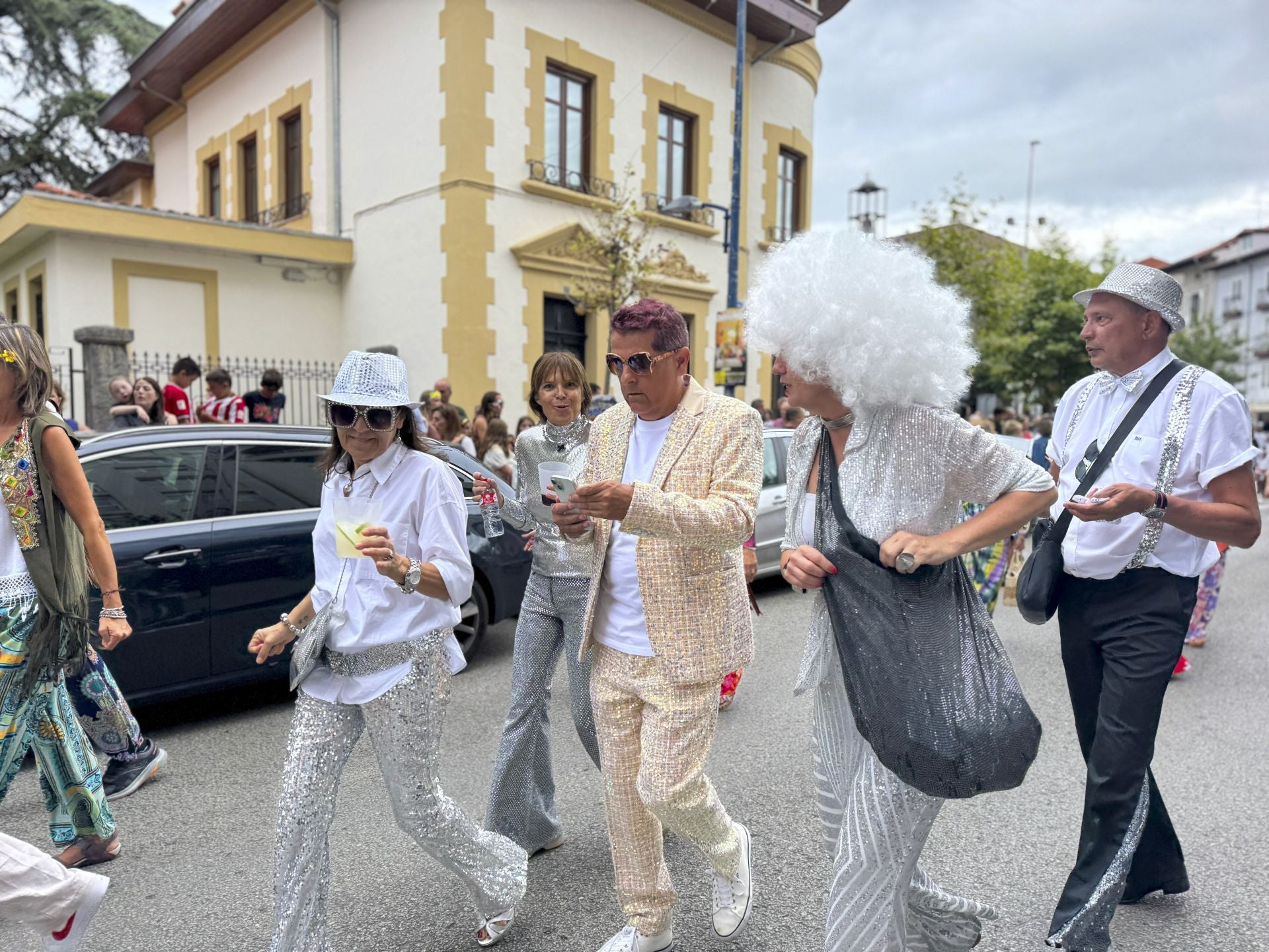Los asistentes se dejaron llevar por el frenético ritmo del desfile y acompañaron con sus voces la música de las comparsas.