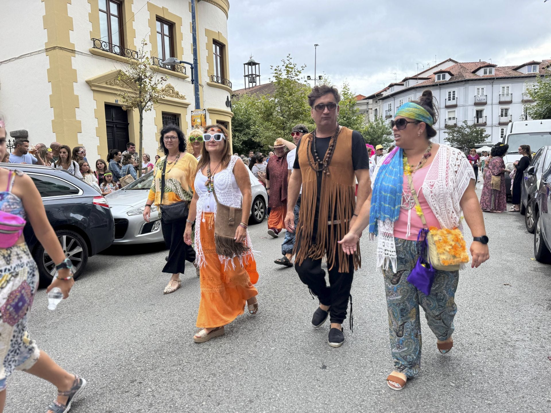 Laredo regresa a los años 60 y 70 con un colorido desfile