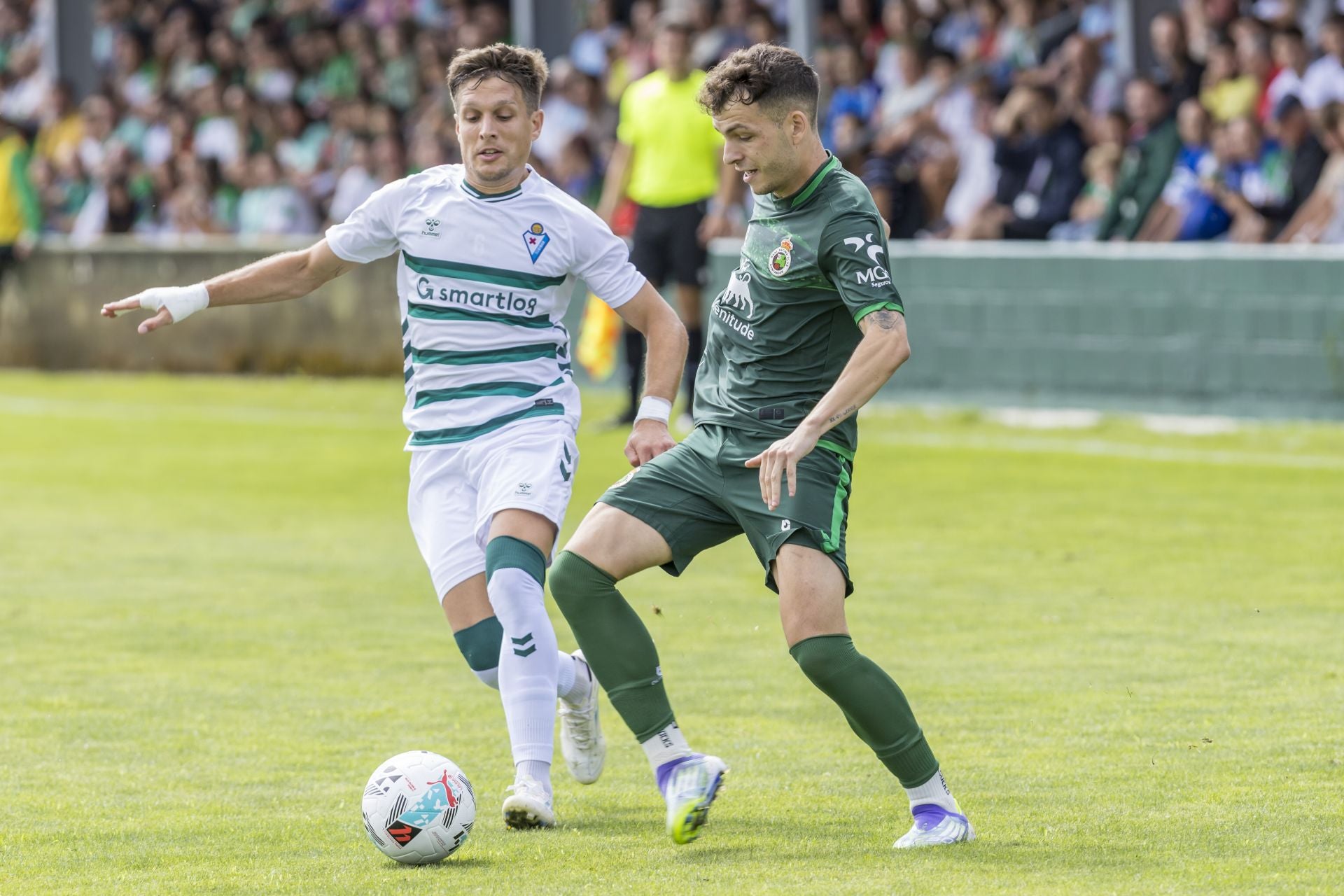 Vicente lucha por el balón con un rival.