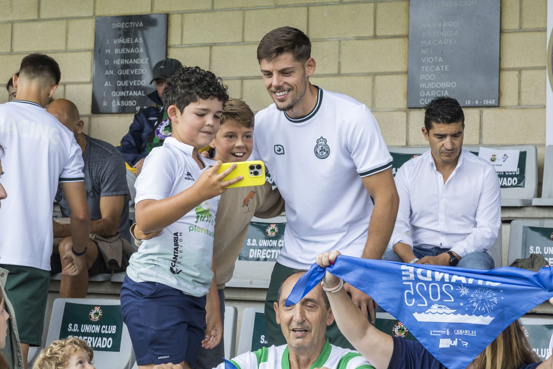 Javi Montero se hace una foto con un joven aficionado.
