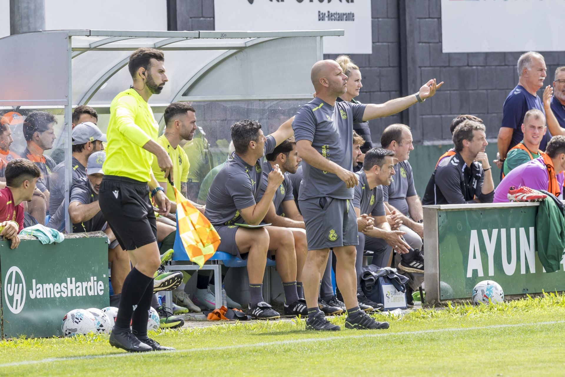 José Alberto da instrucciones a sus jugadores.