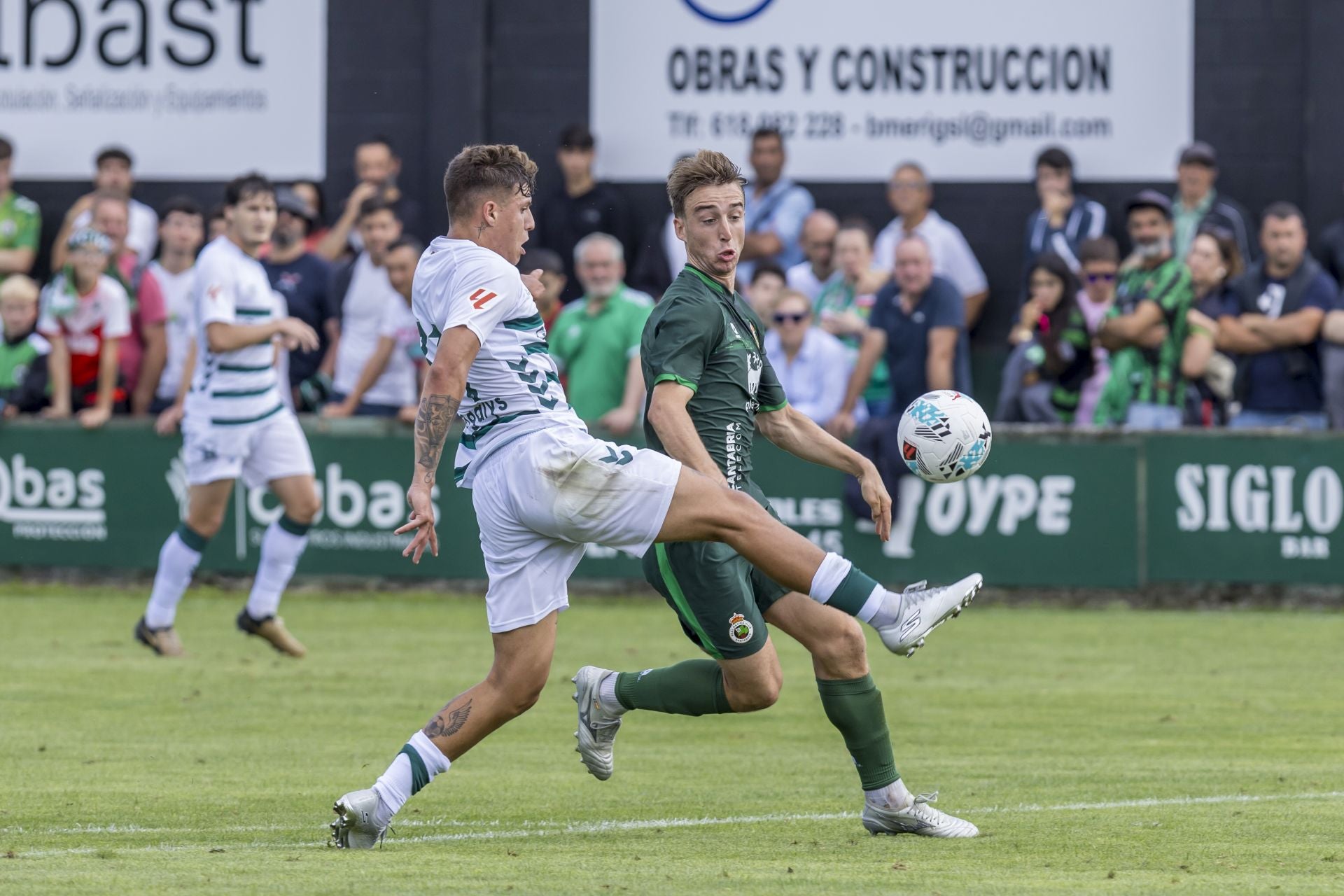Javi Castro pelea por la pelota con un jugador del Eibar.