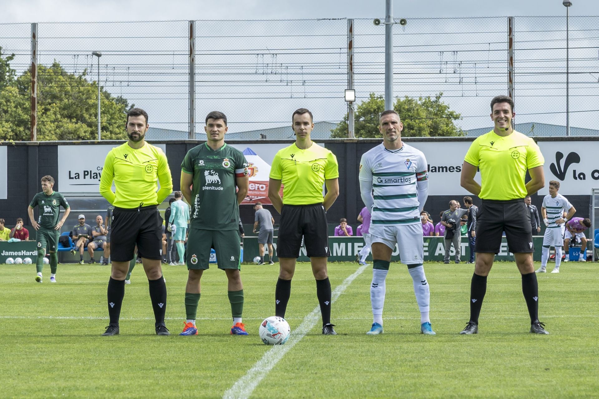 Aldasoro, el capitán del Racing, y Arbilla, el del Eibar, junto al trío arbitral antes del partido.