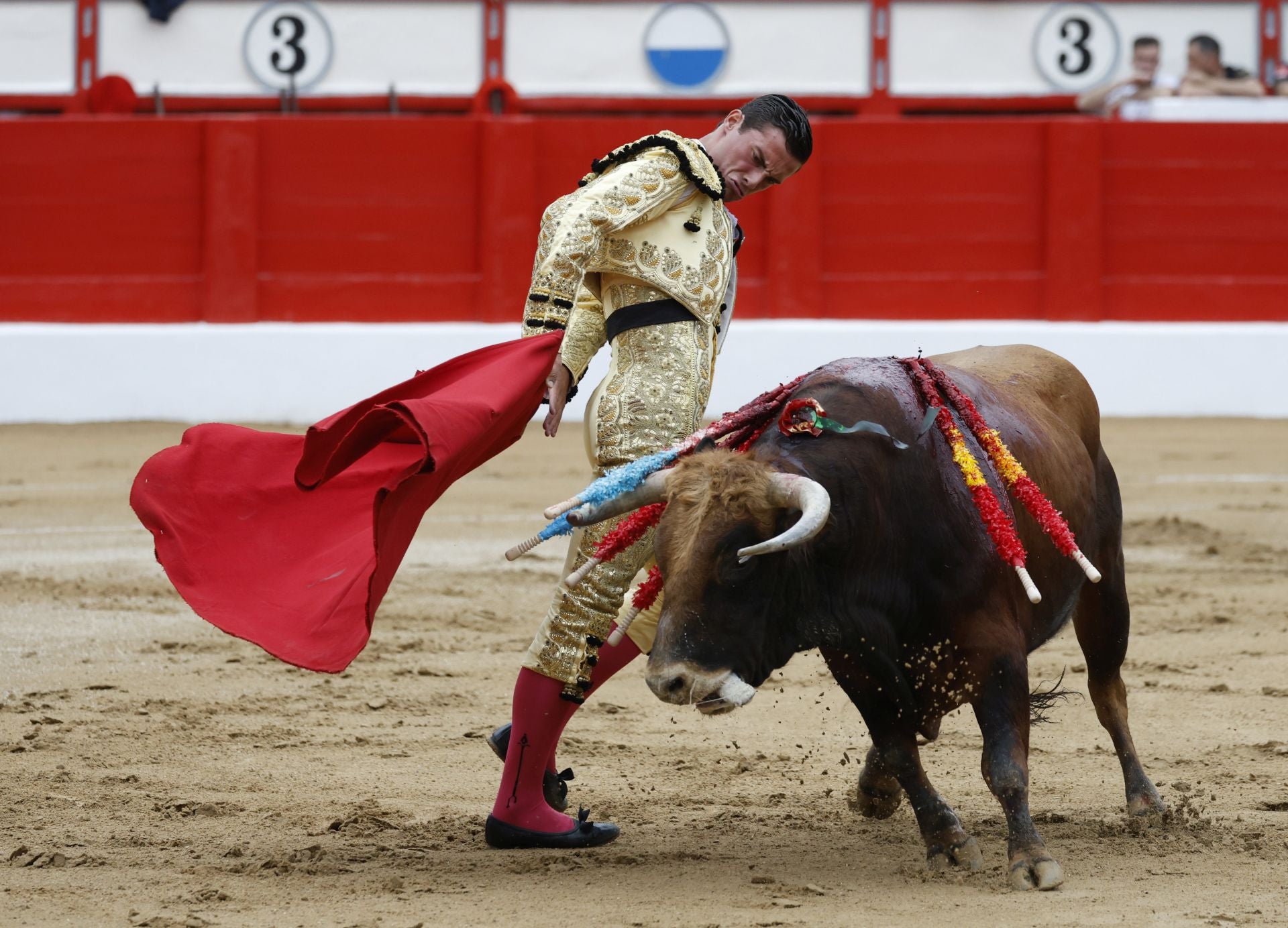 Pase por la espalda de Diego Bastos.