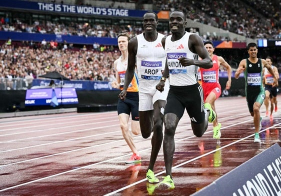 Wanyonyi, en primer término. Al fondo, Attaoui, quinto al final.