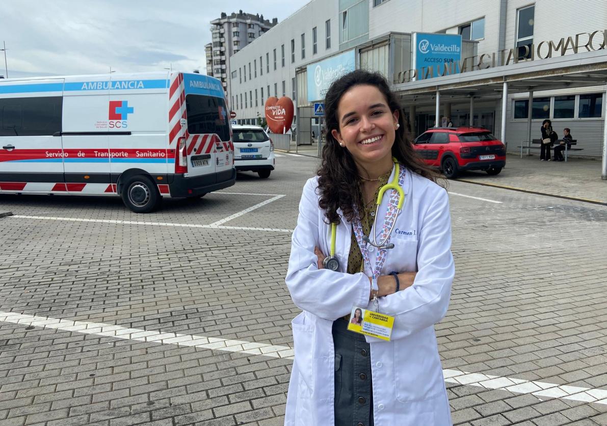 Carmen de la Iglesia Martín, ante la entrada de Valdecilla Sur.