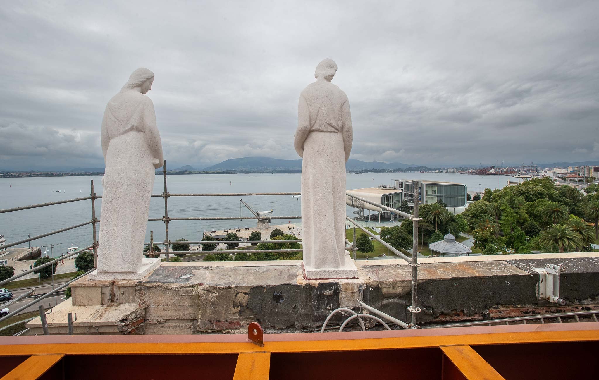 Hace apenas un mes regresaron a su ubicación original de las cuatro estatuas, ya restauradas, del antiguo inmueble.