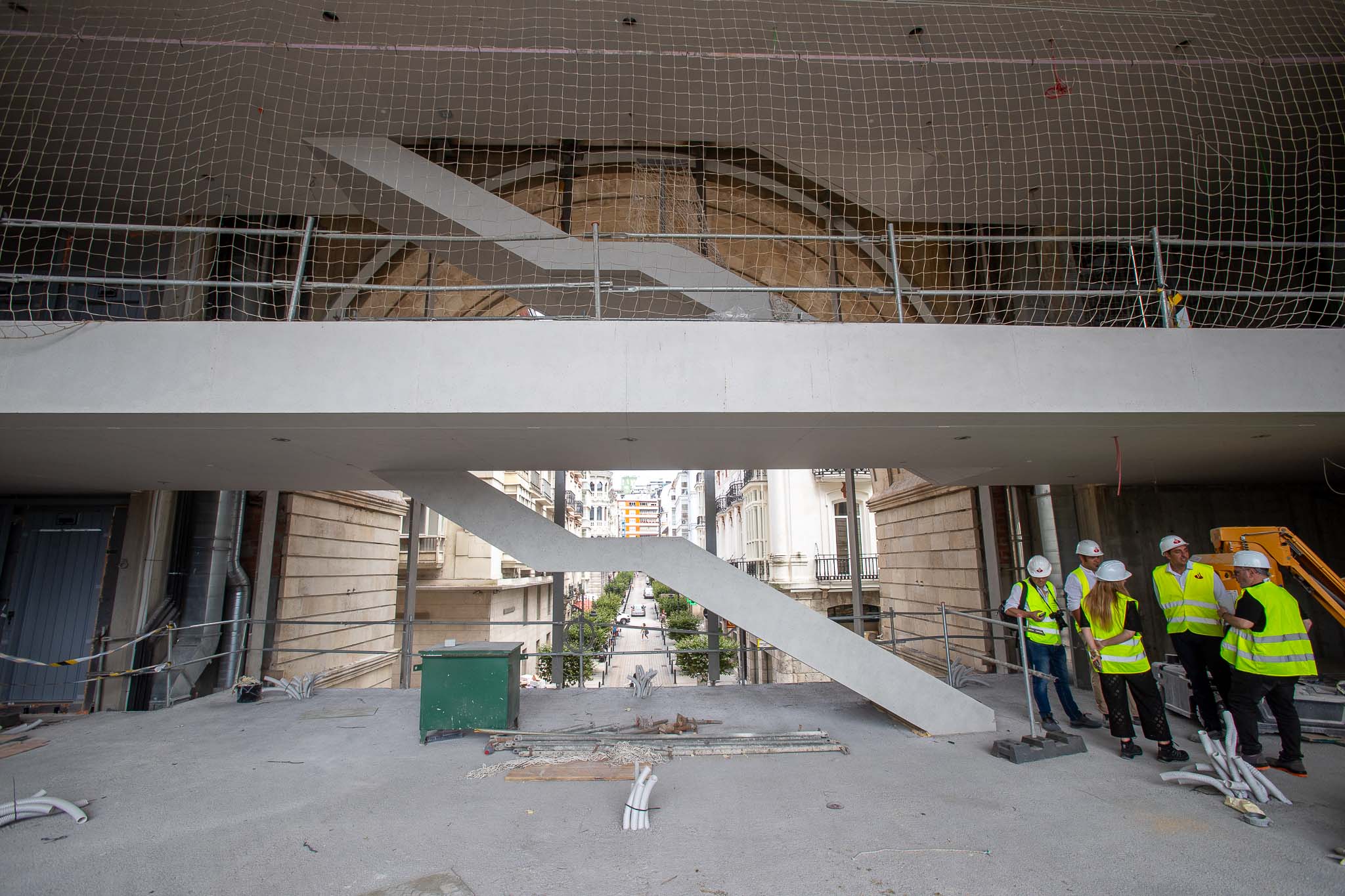 El emblemático arco, que será acristalado en las próximas semanas, revela ya su entramado de comunicación entre el lado oeste y este de la construcción, además de pequeño mirador con vistas a uno y otro lado de la ciudad.