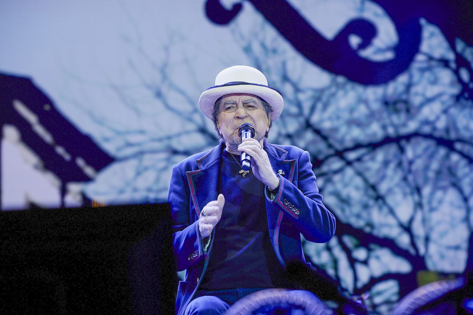 El Flaco repitio traje y sombrero, el mismo look del viernes.