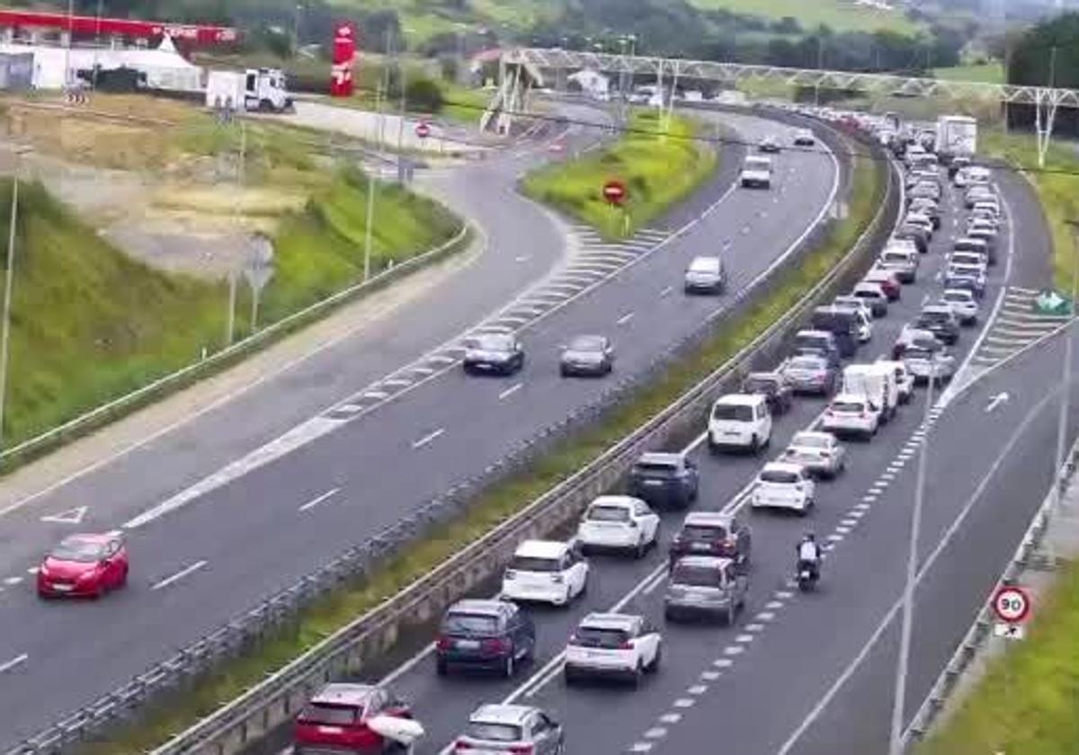 Un accidente en la A-67 a la altura de Bárcena de Cudón provoca retenciones