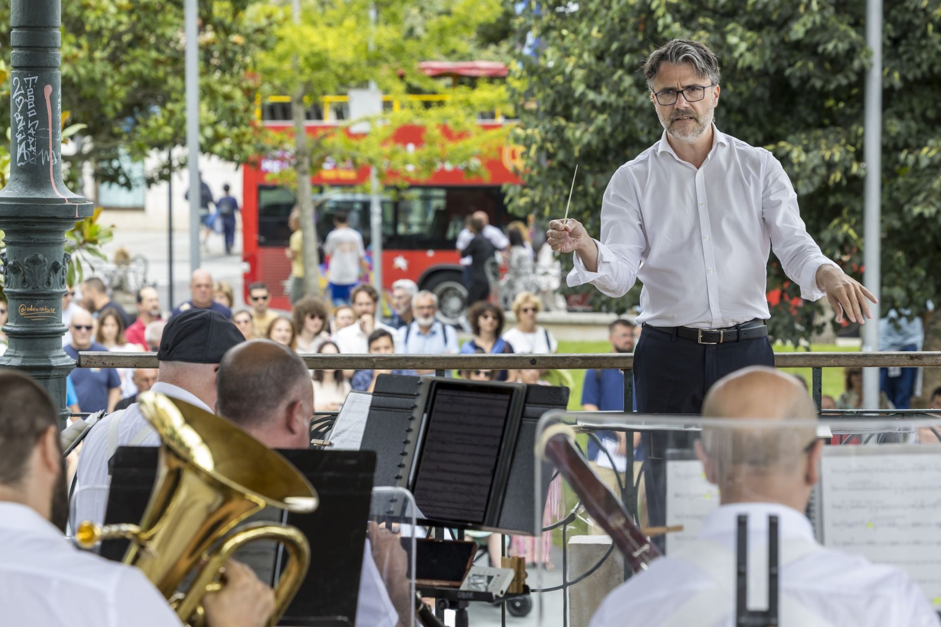 Vicent Pelechano, director de la banda, utiliza la batuta para marcar el compás.