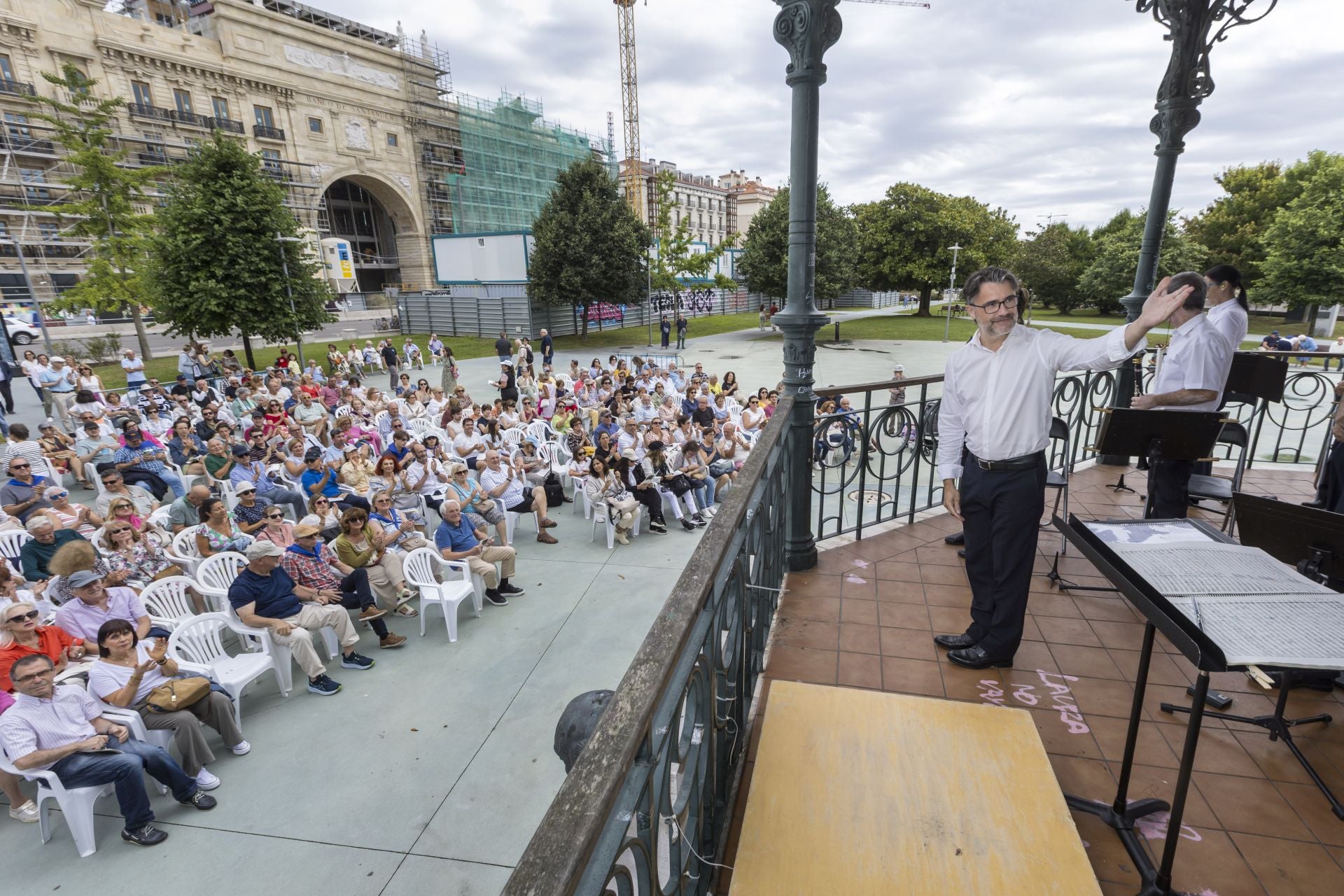 El director, Vicent Pelechano, presenta a la banda antes de tomar su sitio.