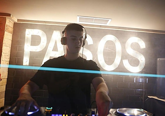 Agüero, a los mandos de la cabina de DJ de la sala Pasos