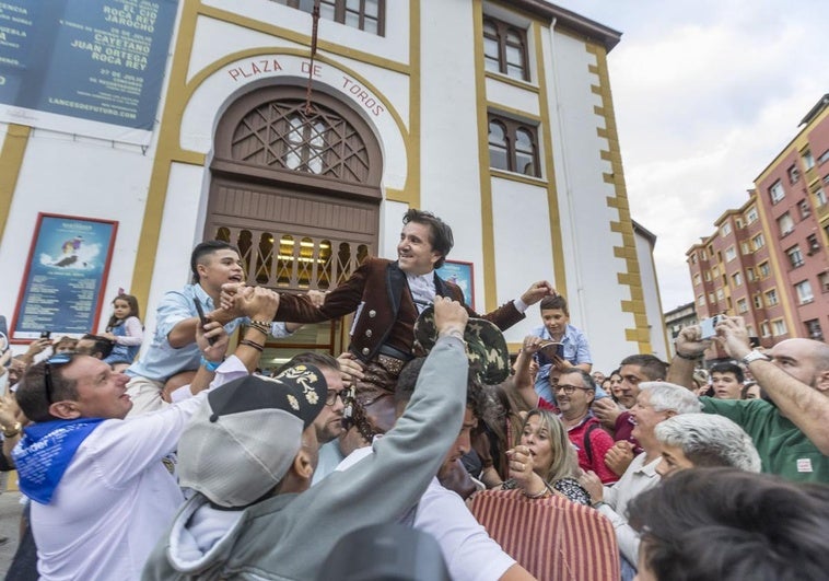 El rejoneador Andy Cartagena sale a hombros