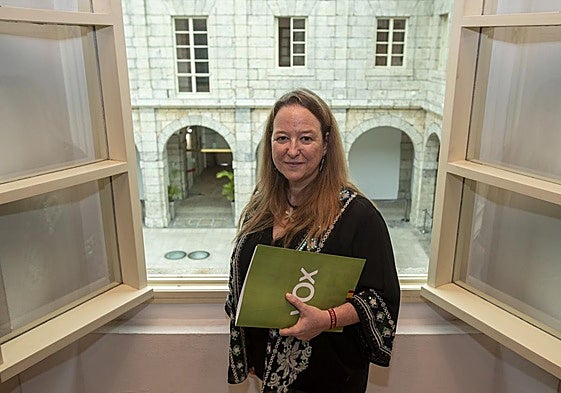 Leticia Díaz, portavoz de Vox en Cantabria, frente a una de las ventanas que da al patio del Parlamento de Cantabria.