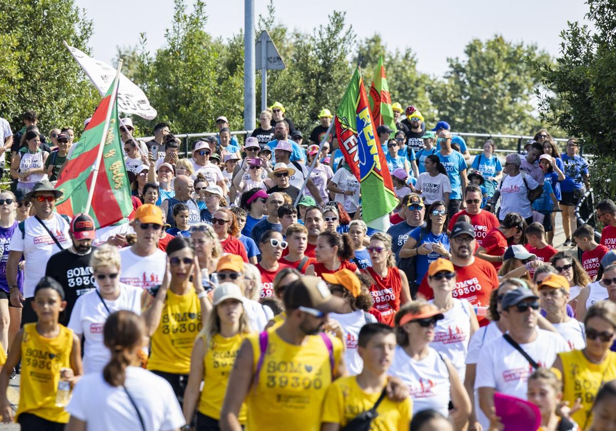 Decenas de peñistas marchan durante la Marcha Bulevar Ronda, en las fiestas de La Patrona del año pasado.