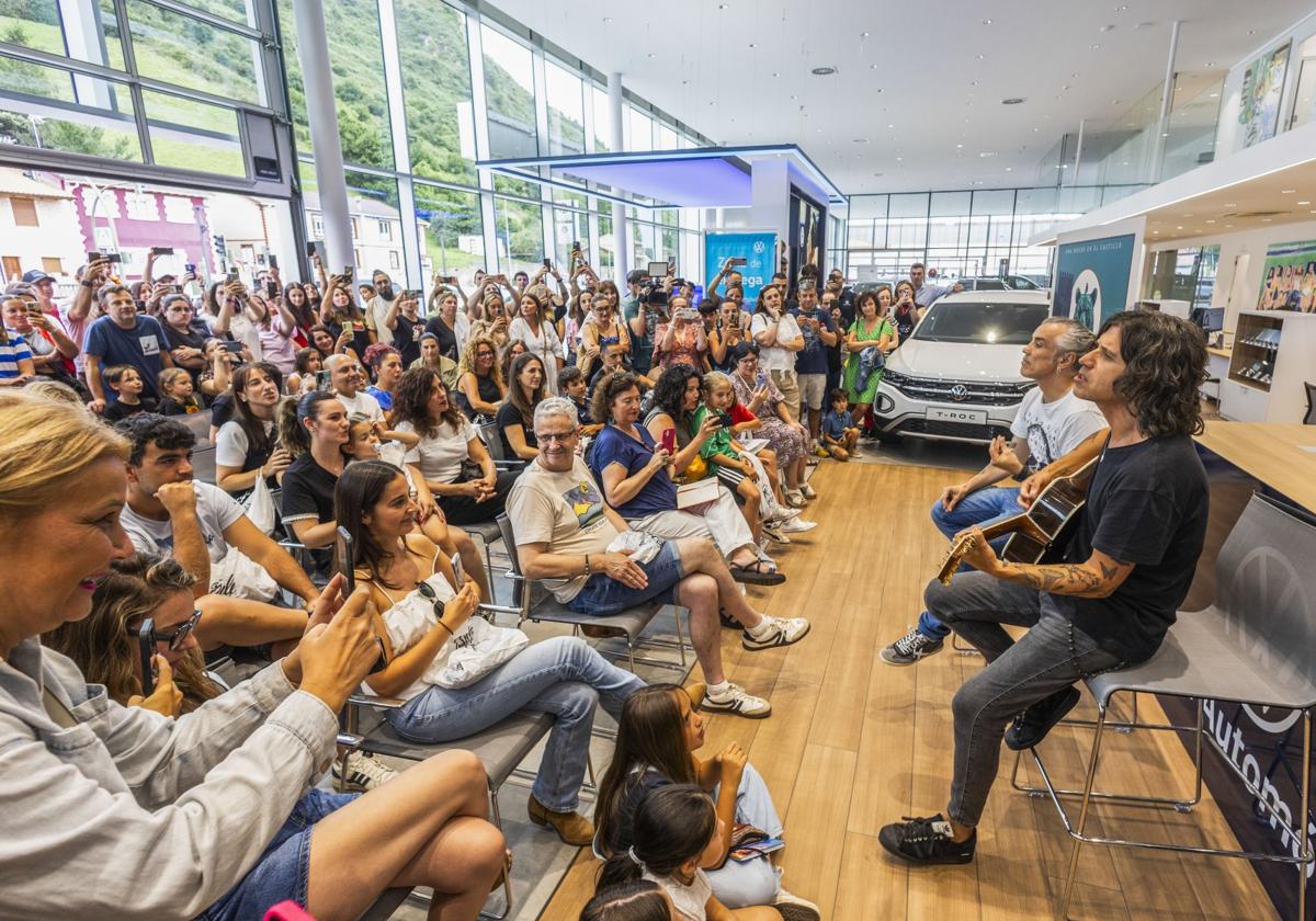 Rulo, acompañado por Fito Garmendia, interpretó 'Dentro de una canción' en Parte Automóviles por petición de los asistentes.