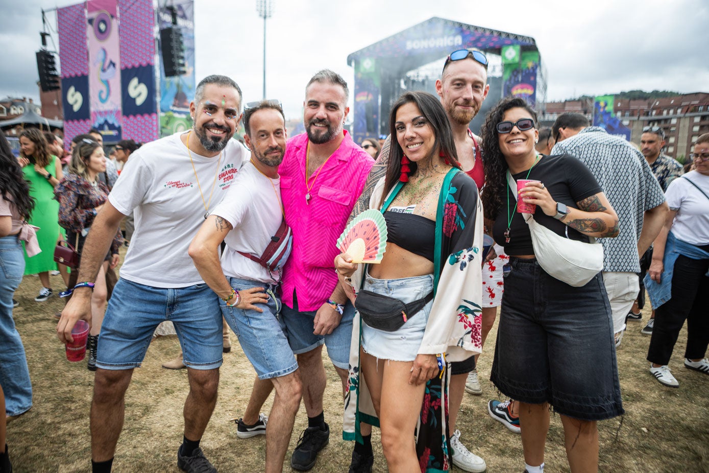 Varios asistentes posan con 'outfits' de festival.