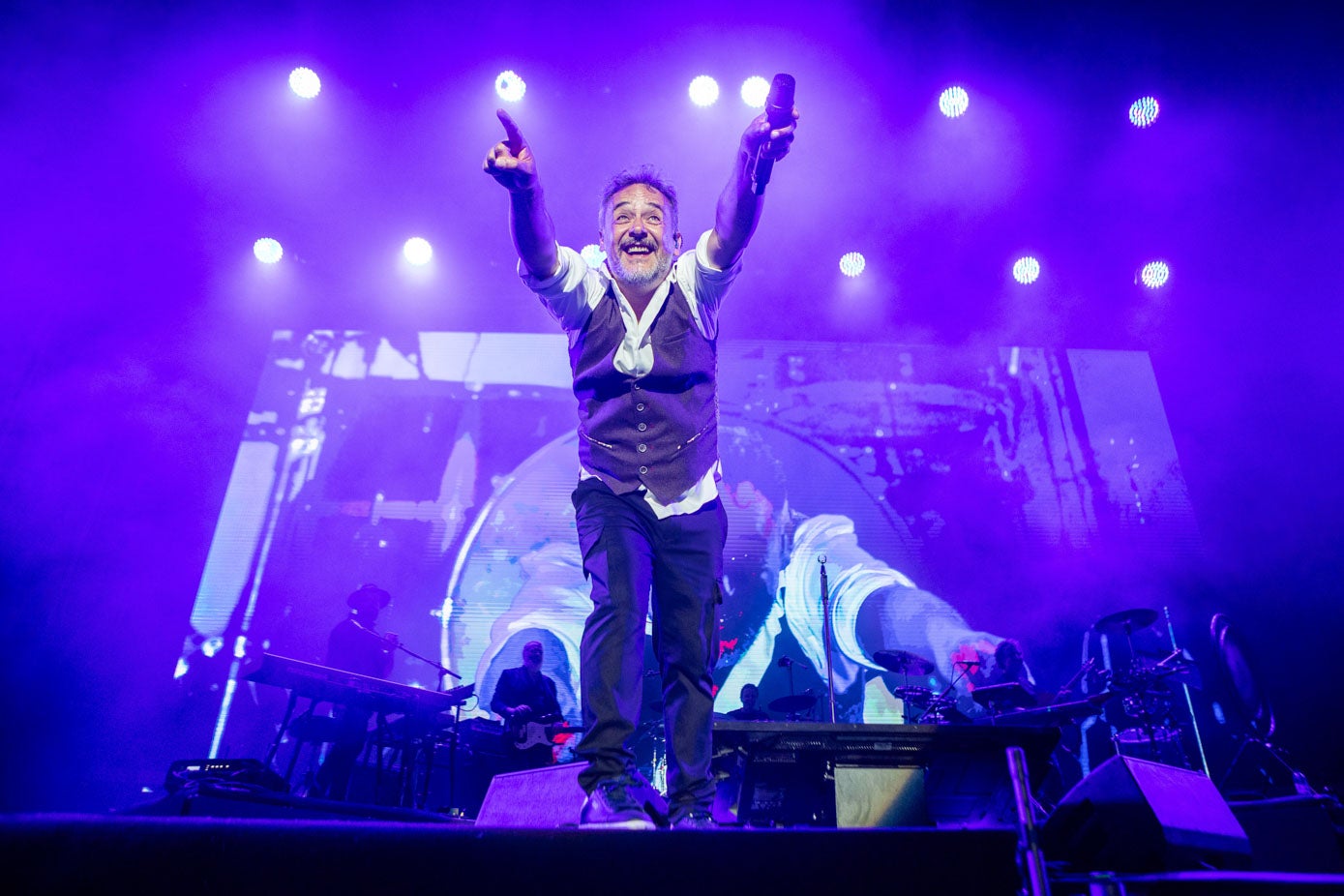El vocalista de Love of Lesbian señala al público durante su actuación.